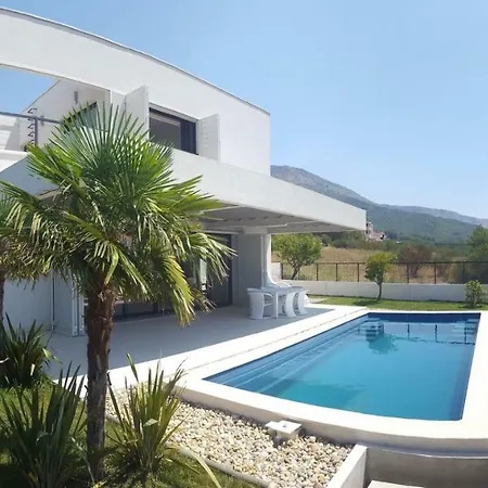 Gold Fish Villa *