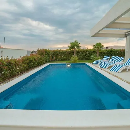 Gold Fish Villa *